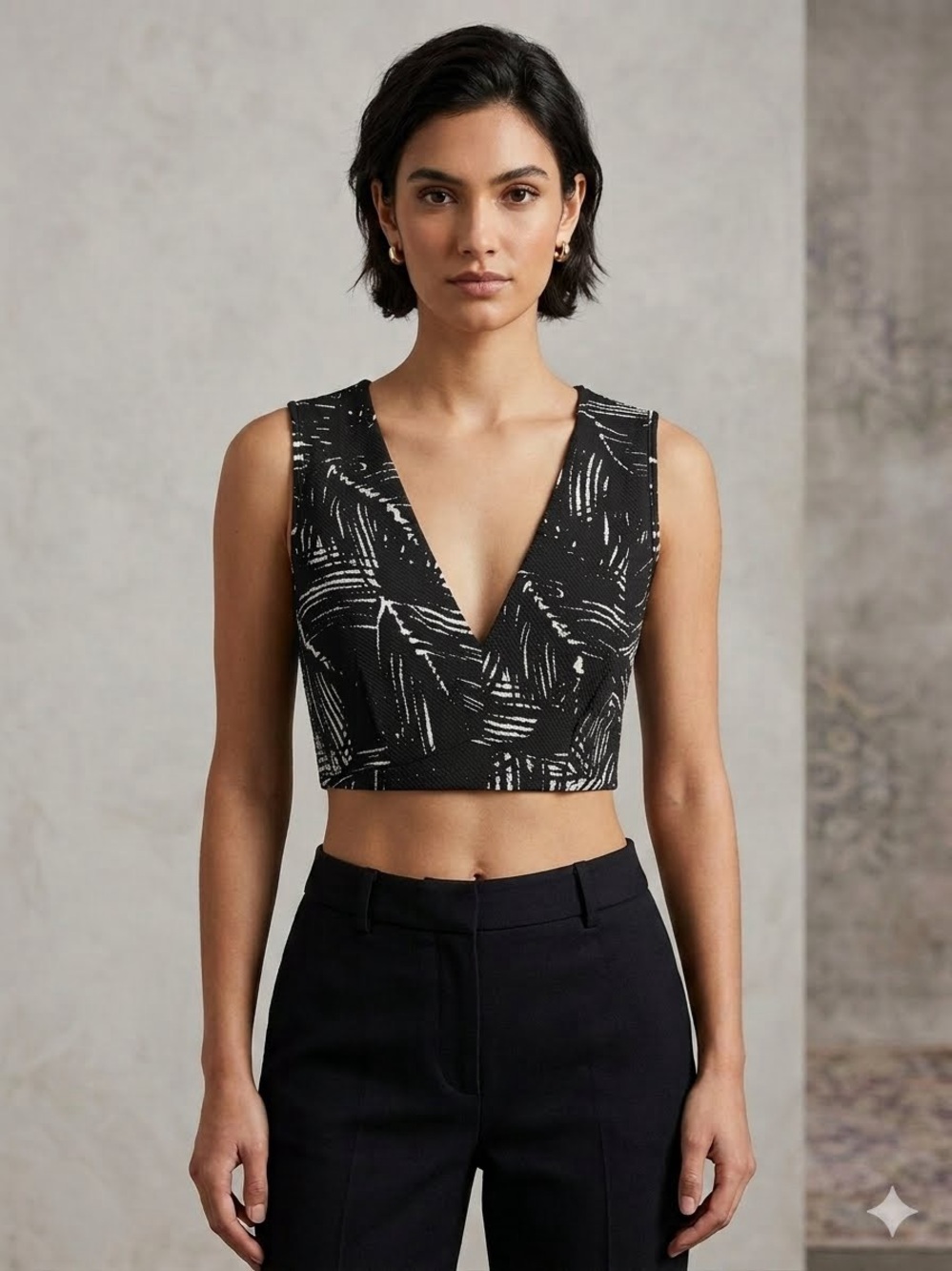 Forever 21 Black & White V-Neck Cropped Tank (M)